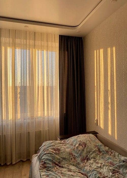 Room with transparent and dark curtain